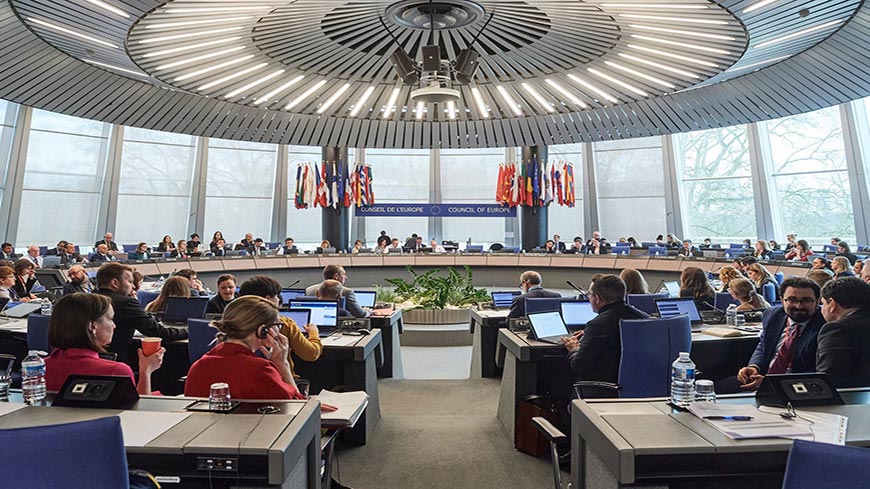 Außenministerinnen und -minister diskutieren über Lage der Demokratie und Menschenrechte in Europa